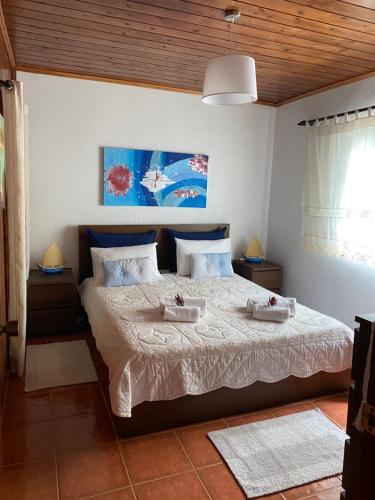 马达莱纳Casa da Costa的一间卧室配有一张床,上面放着两个托盘