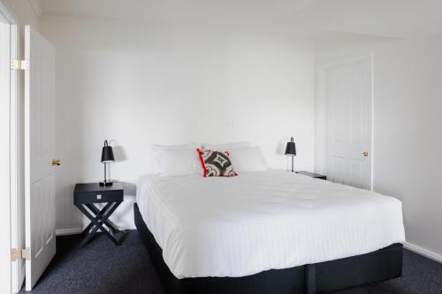 霍巴特巴特里帕恩特庄园住宿加早餐旅馆的卧室配有一张白色大床和两盏灯。