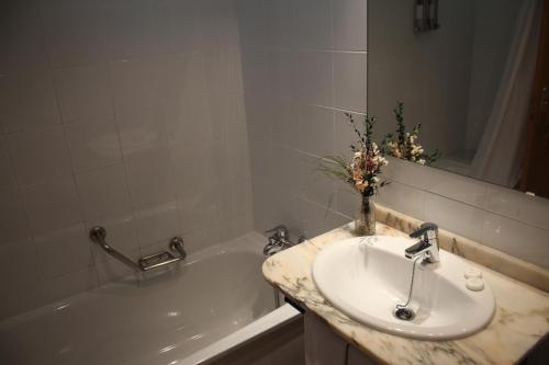 赫里卡Hotel De Jerica的浴室配有盥洗盆和浴缸。