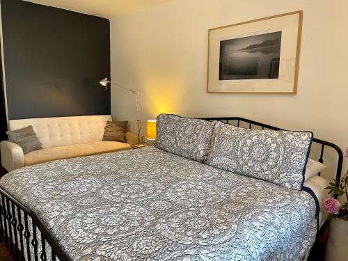 白鱼镇Chalet Inn的一间卧室配有一张床和一张沙发