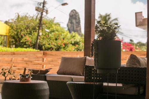 费尔南多 - 迪诺罗尼亚POUSADA ATALAIA NORONHA的客厅配有沙发和植物桌子