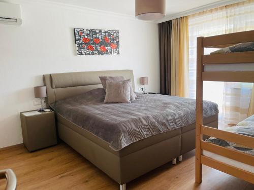 昂特保科洛佩因林德霍夫酒店的一间卧室配有一张床和一张双层床。