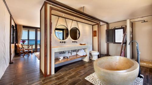 托多斯桑托斯Villa Santa Cruz的一间带大浴缸和水槽的浴室