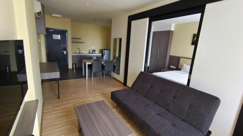 马六甲Hotel MetraSquare的客厅在镜子前配有沙发