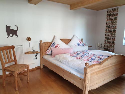 SpabrückenFerienwohnung zur Töpferstube的一间卧室配有木床和木椅