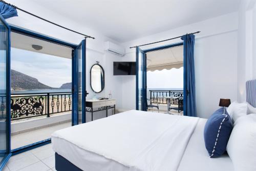 莫奈姆瓦夏Venti Seaside Adult Hotel的一间卧室设有一张床和一个阳台