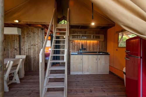 瓦尔赫湖特拉森营地苏西菲林公园酒店的通往小房子厨房的梯子