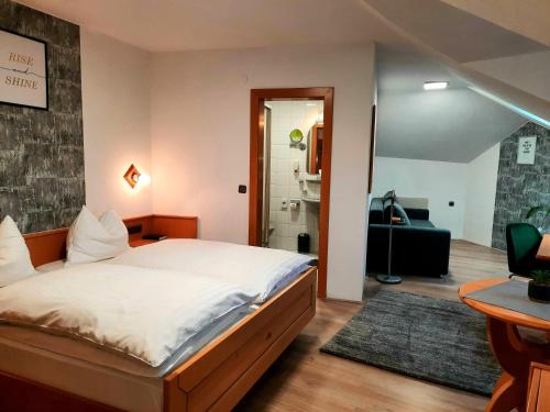弗赖施塔特金鹿酒店的一间卧室设有一张床和一间客厅。