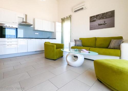斯托莫斯卡Azuro Verde的客厅配有沙发和桌子