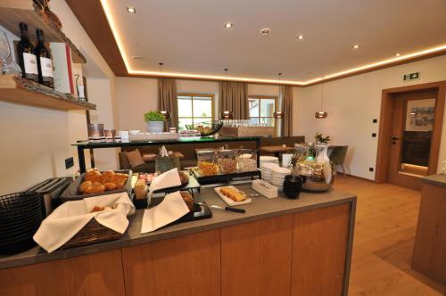 阿亨基希Hotel-Garni "Das Seebichl"的一间早餐吧,在房间的柜台上供应食物