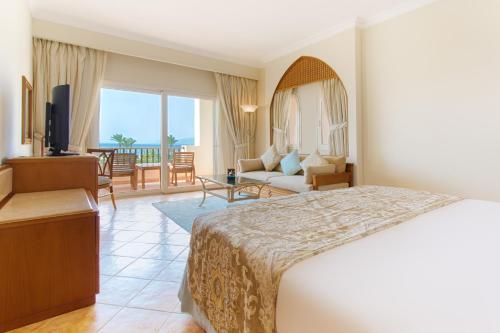 赫尔格达索马湾凯宾斯基酒店的酒店客房设有床和客厅。