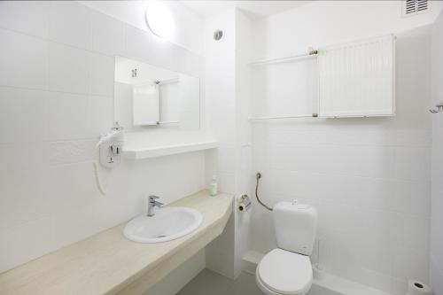吉日茨科马祖里酒店的白色的浴室设有卫生间和水槽。