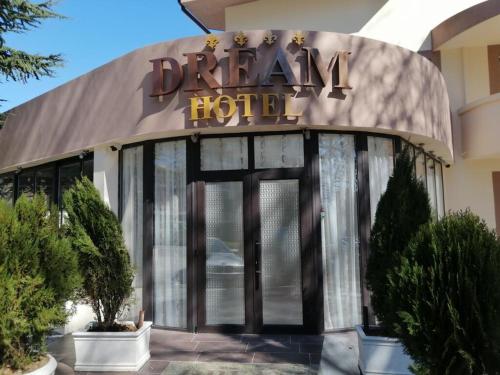 旧扎戈拉Hotel Dream的带有阅读酒店饮品标志的酒店入口