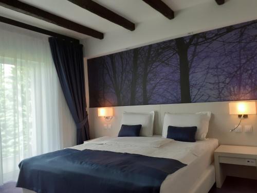 兰卡Pensiunea Constantin的一间卧室配有一张大床和两个蓝色枕头