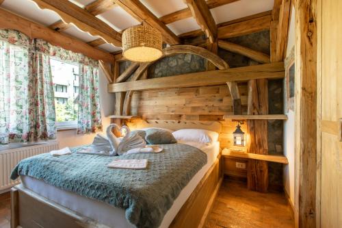 布莱德Central Bled House的一间带一张床的卧室,位于带木制天花板的房间内