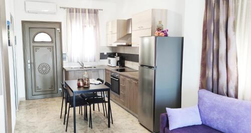 阿斯特里斯Giola Hosting的厨房配有冰箱和桌椅