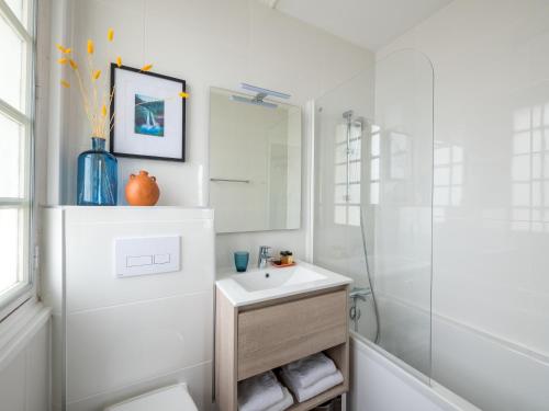 拉罗谢尔Tour de Nesle La Rochelle Vieux Port 3 etoiles的白色的浴室设有水槽和淋浴。