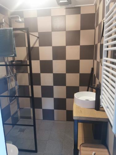 斯内克B&B Tasty的浴室设有黑白墙面