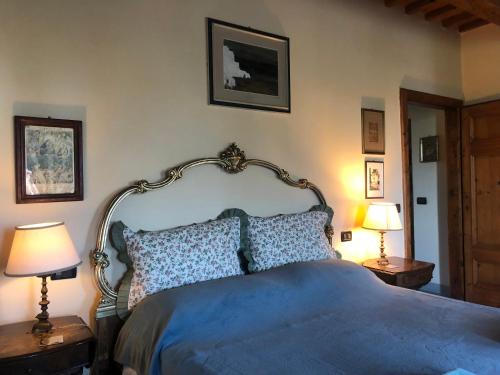 波卡里Casa Marcè a "Sonno"的一间卧室配有一张带两盏灯的蓝色床。