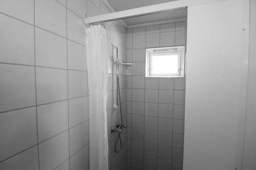 FyresdalFossumsanden Camping og Hytter的一间带窗帘和窗户的淋浴的浴室