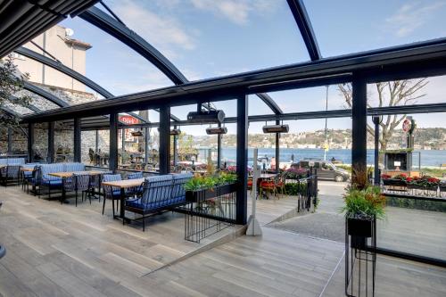 伊斯坦布尔埃米尔甘利套房公寓的一间带桌椅并享有水景的餐厅
