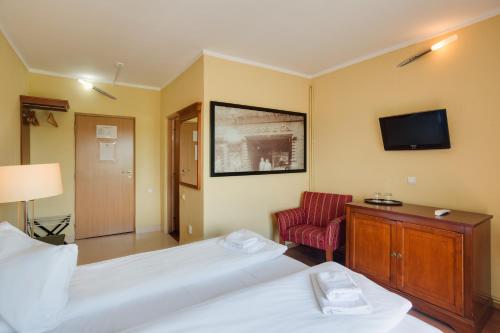 图尔内辣椒汽车旅馆客房内的一张或多张床位