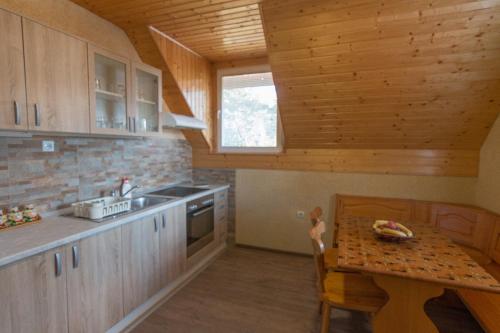 Zavičaj Apartmani3的厨房或小厨房