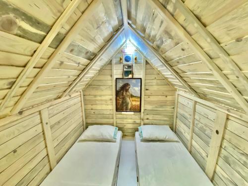 萨兰达Camping Albania-Secret Village Den的阁楼上带两张床的小房子