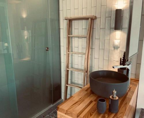 耶奥伊乌波利斯玛丽卡套房公寓式酒店的带浴缸的浴室,铺有木地板