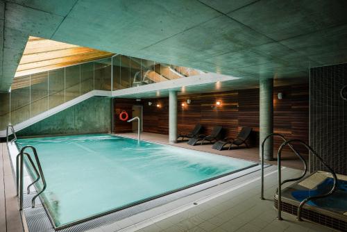 科沃布热格兹卓尤瓦沙滩酒店的大楼内的大型游泳池