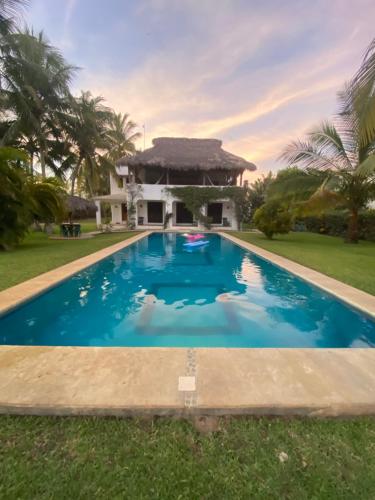 埃斯孔迪多港Casa Maya private villa on the beach的房屋前的游泳池
