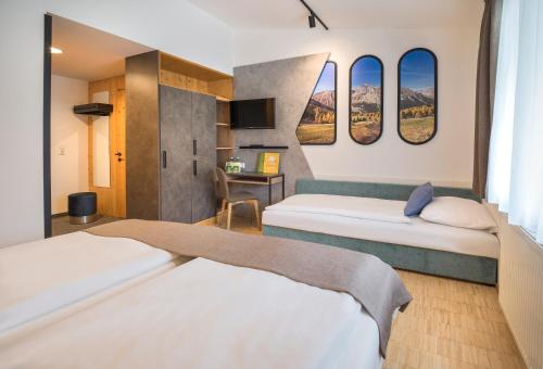 施泰纳赫布伦纳菊法维普塔尔酒店的酒店客房配有两张床和一张书桌