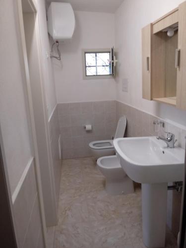 阿韦特拉纳Stella dell'Urmo的一间带卫生间和水槽的浴室