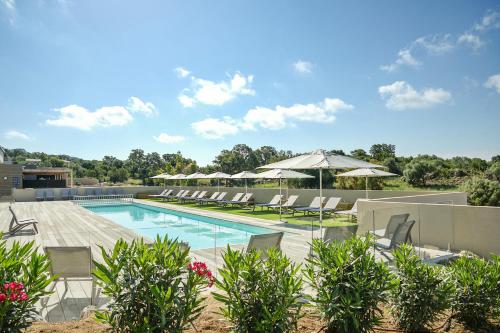 维琪奥港Résidence Pierre & Vacances Premium Les Terrasses d'Arsella的一个带躺椅和遮阳伞的游泳池