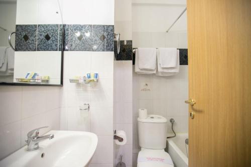帕特雷Tzaki hotel & restaurant Patras的一间带卫生间和水槽的浴室