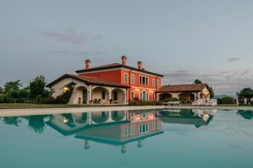 代森扎诺-德尔加达Villa San Pietro的一座大房子,前面设有一个游泳池