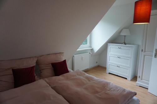 吕讷堡Mirabella的卧室配有白色的床和白色梳妆台