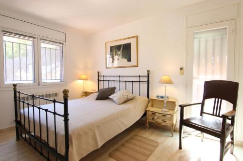 滨海阿雷尼斯Stay U-nique Villa Portimar的一间卧室配有一张床和一把椅子