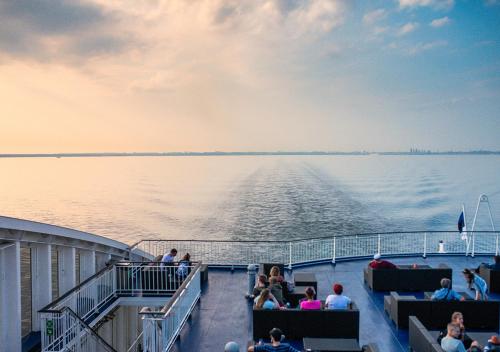 赫尔辛基Viking Line ferry Viking XPRS - One-way journey from Helsinki to Tallinn的一群人坐在船甲板上