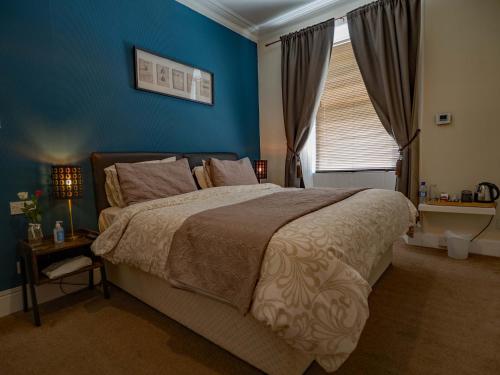 布莱尔高里旧十字旅馆的一间卧室设有一张大床和一个窗户。