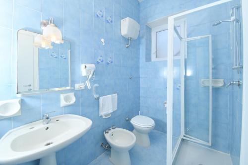 伊斯基亚艾尔博古大西洋酒店的蓝色的浴室设有水槽和卫生间