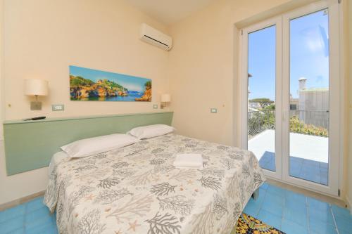伊斯基亚艾尔博古大西洋酒店的一间卧室设有一张床和一个大窗户