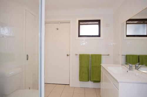 吉朗吉朗度假屋酒店的白色的浴室设有水槽和卫生间。