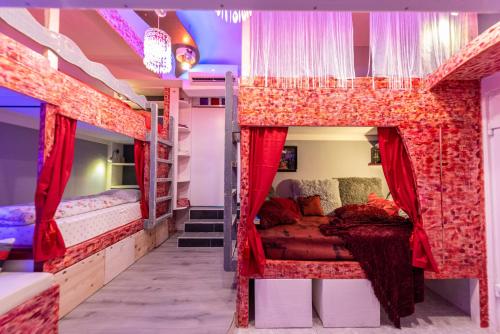 RICARDO Team-Hostel客房内的一张或多张双层床
