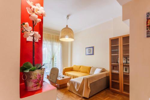 雅典Athens Strawberry Hideaway - City Chic Retreat的客厅设有黄色沙发和红色墙壁