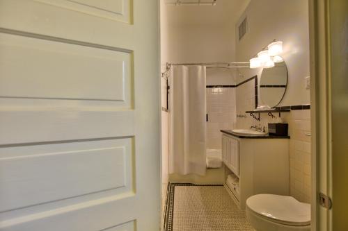 圣安东尼奥蒙格尔酒店的一间带卫生间、水槽和镜子的浴室