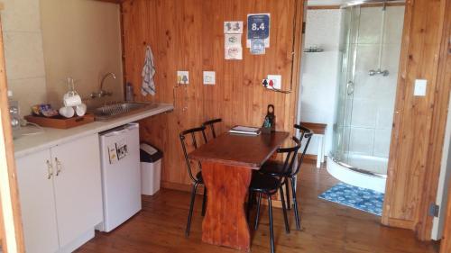 波罗瓜尼The Cottage Polokwane的一间厨房,里面配有桌椅