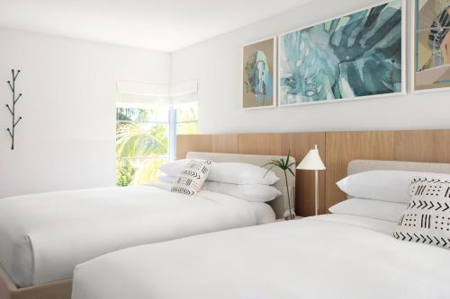 The Kimpton Shorebreak Fort Lauderdale Beach Resort客房内的一张或多张床位