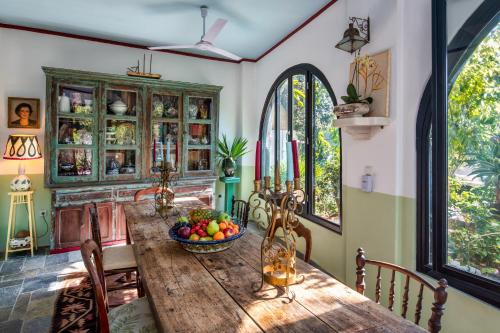 梅加洛克里Hiraeth Santorini的用餐室配有带一碗水果的木桌