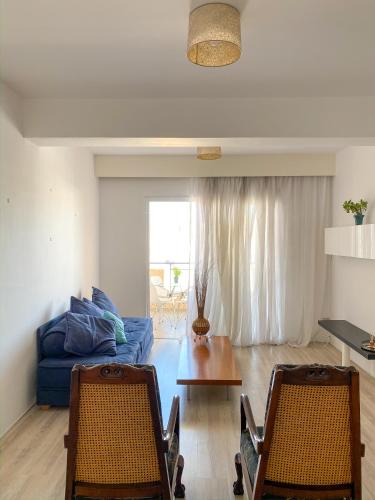 波利斯Summer getaway: Stunning 1 bedroom apartment!的客厅配有蓝色的沙发和两把椅子